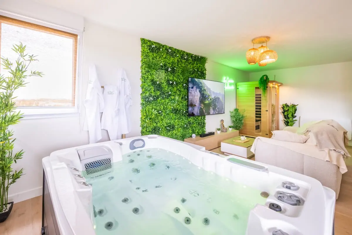 Le Cocon Balinais — Jacuzzi, sauna, piscine — logement géré par LC Prestige Conciergerie à Cugnaux